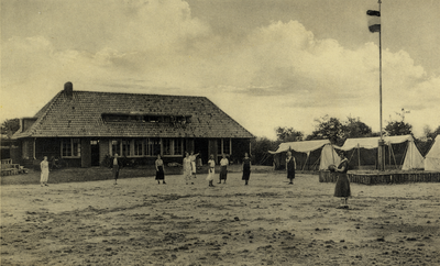 16131 Gezicht op de voorgevel van het kampeerhuis en enkele tenten op het kampterrein Het Ruige Veld op het terrein van ...